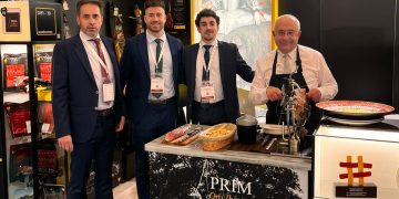 Prim presenta en la Alimentaria de Barcelona el Mejor Jamón de bellota ibérico de España llevando Macotera por bandera