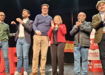 El ministro Óscar López en el acto central del PSOE en Peñaranda: «Castilla y León lleva 40 años perdiendo oportunidades y el único cambio posible es con Carlos Martínez que va a gobernar como un alcalde, disponible siempre»