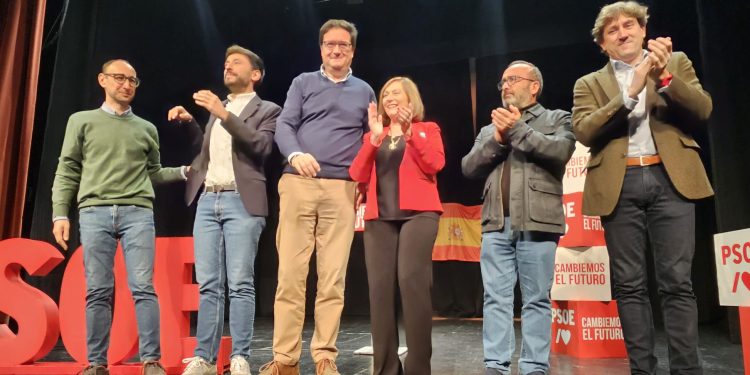 El ministro Óscar López en el acto central del PSOE en Peñaranda: «Castilla y León lleva 40 años perdiendo oportunidades y el único cambio posible es con Carlos Martínez que va a gobernar como un alcalde, disponible siempre»