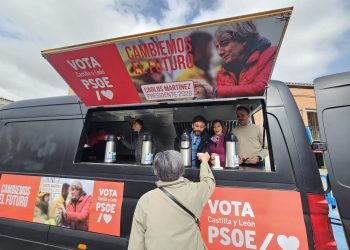 Fran Díaz, cabeza de lista del PSOE, a bordo de la «caldoneta» en el mercadillo de los jueves: «la voz de Peñaranda y su comarca se tiene que escuchar alto y claro también en Valladolid»