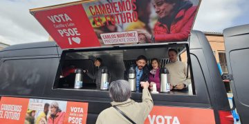 Fran Díaz, cabeza de lista del PSOE, a bordo de la «caldoneta» en el mercadillo de los jueves: «la voz de Peñaranda y su comarca se tiene que escuchar alto y claro también en Valladolid»