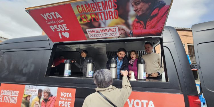 Fran Díaz, cabeza de lista del PSOE, a bordo de la «caldoneta» en el mercadillo de los jueves: «la voz de Peñaranda y su comarca se tiene que escuchar alto y claro también en Valladolid»