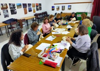 Tarde de hilo y aguja en Rágama con un taller de iniciación al bordado organizado por el Ayuntamiento e impartido por Caireles