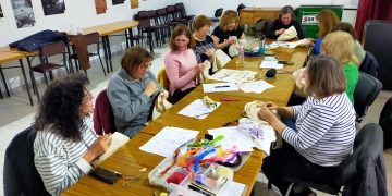 Tarde de hilo y aguja en Rágama con un taller de iniciación al bordado organizado por el Ayuntamiento e impartido por Caireles