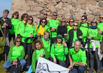 El club de senderismo Camino el Cristo de Alaraz realiza la ruta «El caseto de Gabi» que ha partido desde la plaza de Malpartida