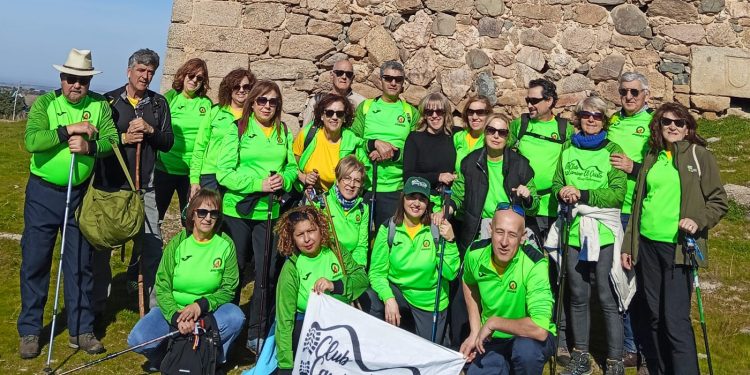 El club de senderismo Camino el Cristo de Alaraz realiza la ruta «El caseto de Gabi» que ha partido desde la plaza de Malpartida