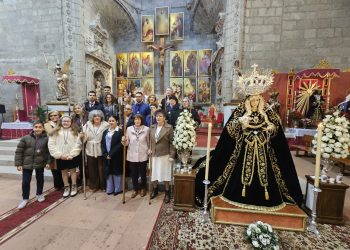 La cofradía peñarandina de Nuestra Señora de la Soledad da la bienvenida a los nuevos hermanos y les impone la medalla