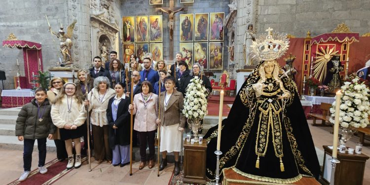 La cofradía peñarandina de Nuestra Señora de la Soledad da la bienvenida a los nuevos hermanos y les impone la medalla