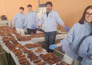 La II Torrijada Solidaria de la Vera Cruz reparte medio millar de torrijas en Peñaranda y recauda donativos para arreglar San Luis