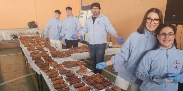 La II Torrijada Solidaria de la Vera Cruz reparte medio millar de torrijas en Peñaranda y recauda donativos para arreglar San Luis