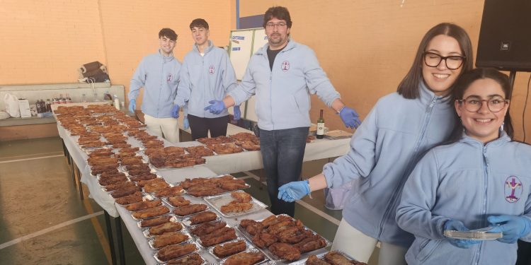 La II Torrijada Solidaria de la Vera Cruz reparte medio millar de torrijas en Peñaranda y recauda donativos para arreglar San Luis