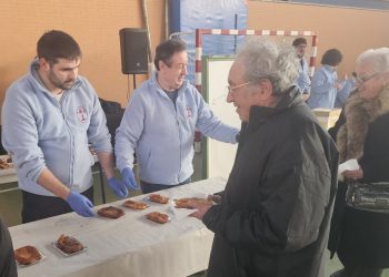La II Torrijada Solidaria de la Vera Cruz reparte medio millar de torrijas en Peñaranda y recauda donativos para arreglar San Luis