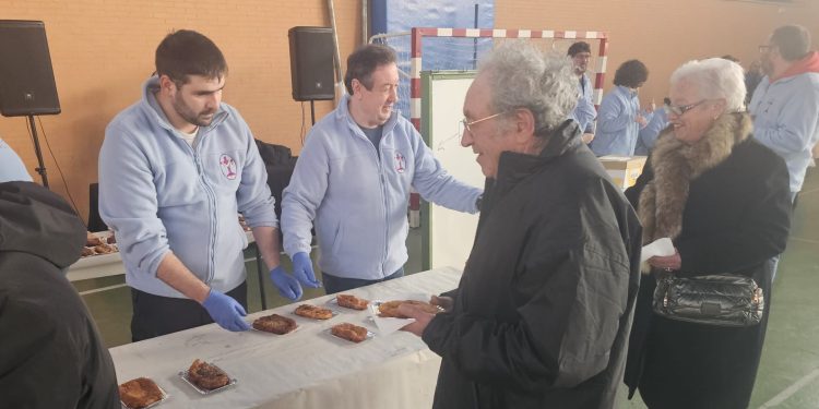 La II Torrijada Solidaria de la Vera Cruz reparte medio millar de torrijas en Peñaranda y recauda donativos para arreglar San Luis