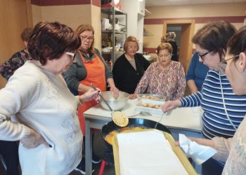 Todo listo en Bóveda del Río Almar para la degustación de torrijas y limonada que han preparado las mujeres de la localidad