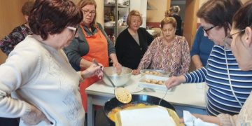 Todo listo en Bóveda del Río Almar para la degustación de torrijas y limonada que han preparado las mujeres de la localidad