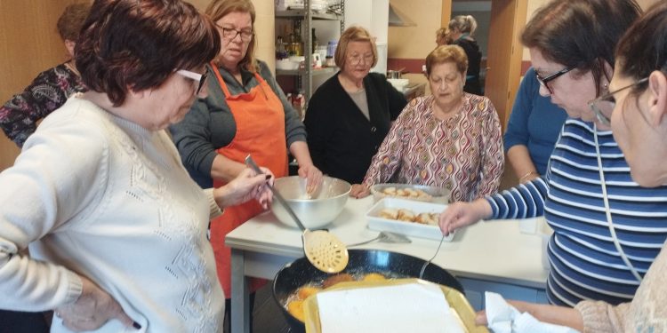 Todo listo en Bóveda del Río Almar para la degustación de torrijas y limonada que han preparado las mujeres de la localidad