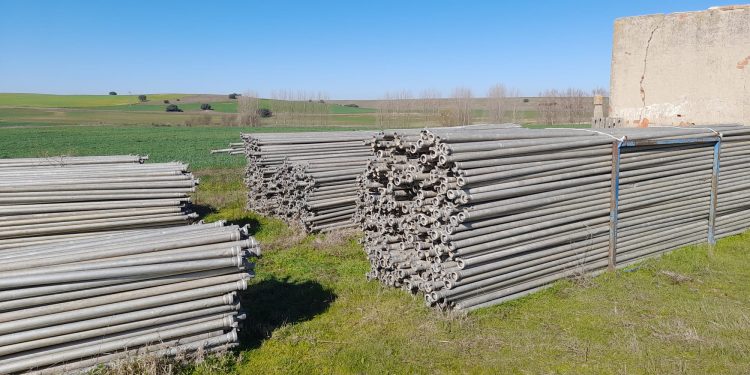 Denuncian el robo de 3.000 tubos de cobertura a un agricultor en Villaflores en una «operación» que requiere maquinaria pesada