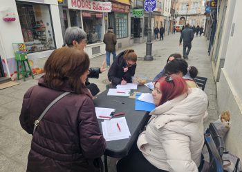 La Ampa del «Miguel de Unamuno» recoge firmas en el mercadillo de Peñaranda pidiendo un pabellón cubierto para el colegio