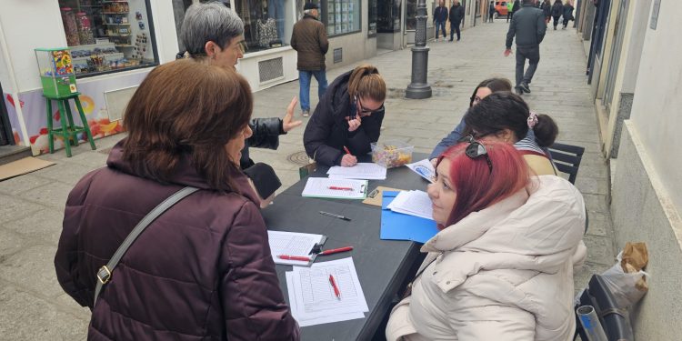 La Ampa del «Miguel de Unamuno» recoge firmas en el mercadillo de Peñaranda pidiendo un pabellón cubierto para el colegio