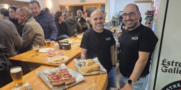 Dos emprendedores peñarandinos reabren el albergue de Huerta poniendo en marcha el bar y con una gran acogida en el pueblo