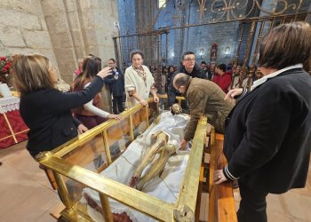 Peñaranda y su centenario fervor al Cristo de la Cama: decenas de devotos participan en el besapiés a la imagen del yacente