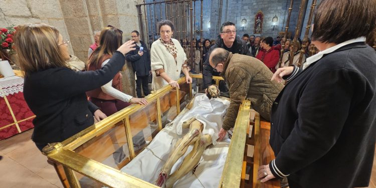 Peñaranda y su centenario fervor al Cristo de la Cama: decenas de devotos participan en el besapiés a la imagen del yacente