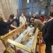 Peñaranda y su centenario fervor al Cristo de la Cama: decenas de devotos participan en el besapiés a la imagen del yacente