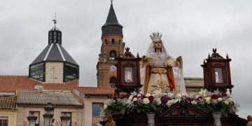 Claveles blancos en Peñaranda para acompañar a Nuestra Señora de la Misericordia en la procesión que ha recorrido las  plazas