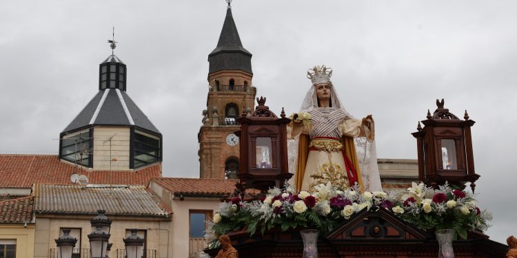 Claveles blancos en Peñaranda para acompañar a Nuestra Señora de la Misericordia en la procesión que ha recorrido las plazas