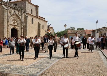 Santiago de la Puebla acompaña a San Jorge en procesión en la primera jornada de sus fiestas chicas que siguen hasta el domingo