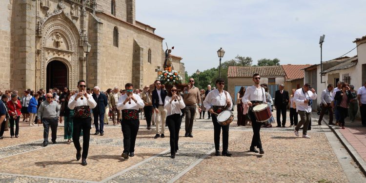 Santiago de la Puebla acompaña a San Jorge en procesión en la primera jornada de sus fiestas chicas que siguen hasta el domingo