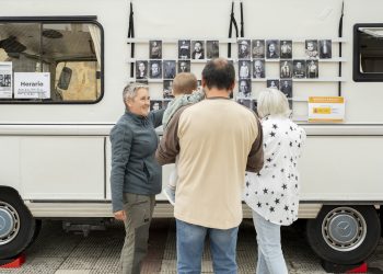 Una autocaravana histórica llega por primera vez a un pueblo de la provincia de Salamanca para retratar a toda su comunidad