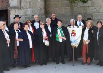 Sones de dulzaina y bailes típicos en Alaraz para celebrar el VII Encuentro de la Capa Española con misa, pasacalles y comida