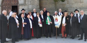 Sones de dulzaina y bailes típicos en Alaraz para celebrar el VII Encuentro de la Capa Española con misa, pasacalles y comida