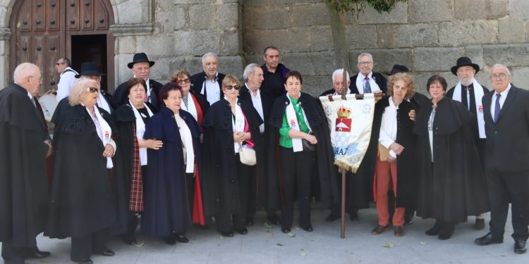 Sones de dulzaina y bailes típicos en Alaraz para celebrar el VII Encuentro de la Capa Española con misa, pasacalles y comida