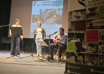 El grupo peñarandino Arena abre en el teatro de Alba de Tormes el desfile solidario a favor de la asociación Parkinson Salamanca