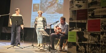 El grupo peñarandino Arena abre en el teatro de Alba de Tormes el desfile solidario a favor de la asociación Parkinson Salamanca