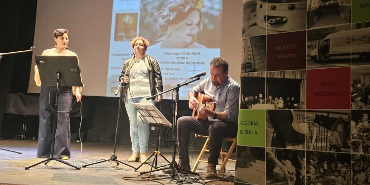 El grupo peñarandino Arena abre en el teatro de Alba de Tormes el desfile solidario a favor de la asociación Parkinson Salamanca