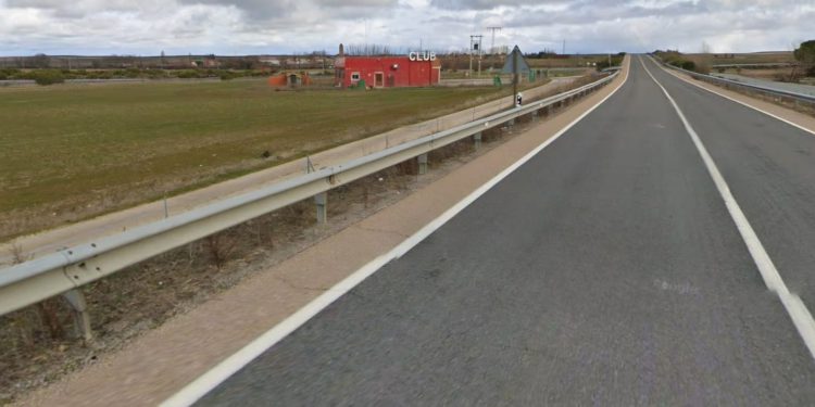 Atropello de madrugada en la N-501 en Cantaracillo: un vehículo arrolla a un peatón de 55 años que fue trasladado al hospital