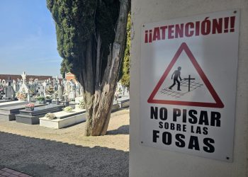 No pisar sobre las fosas: el aviso en el cementerio de Peñaranda tras el último caso de caída de un visitante en una sepultura