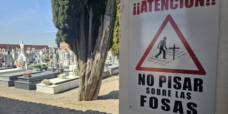 No pisar sobre las fosas: el aviso en el cementerio de Peñaranda tras el último caso de caída de un visitante en una sepultura