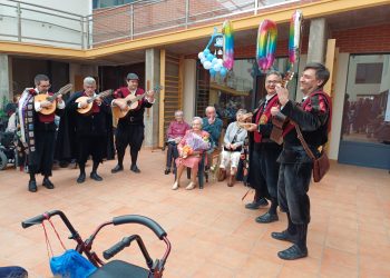 María Cruz celebra sus 100 años en Peñaranda rodeada de toda su familia y con la visita de la tuna como sorpresa en su fiesta