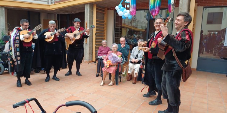 María Cruz celebra sus 100 años en Peñaranda rodeada de toda su familia y con la visita de la tuna como sorpresa en su fiesta