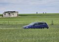 Salida de vía en la SA-801 en el término de Aldeaseca de la Frontera con un turismo que ha acabado en mitad de las tierras