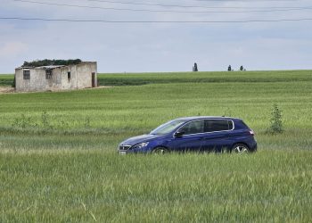 Salida de vía en la SA-801 en el término de Aldeaseca de la Frontera con un turismo que ha acabado en mitad de las tierras