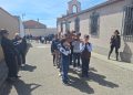 Cordovilla celebra la alegría de la Resurrección con los niños llevando en procesión la imagen del Niño Jesús con la cruz