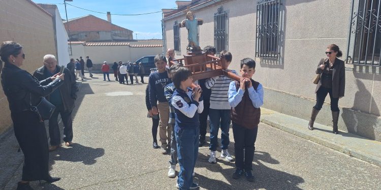 Cordovilla celebra la alegría de la Resurrección con los niños llevando en procesión la imagen del Niño Jesús con la cruz