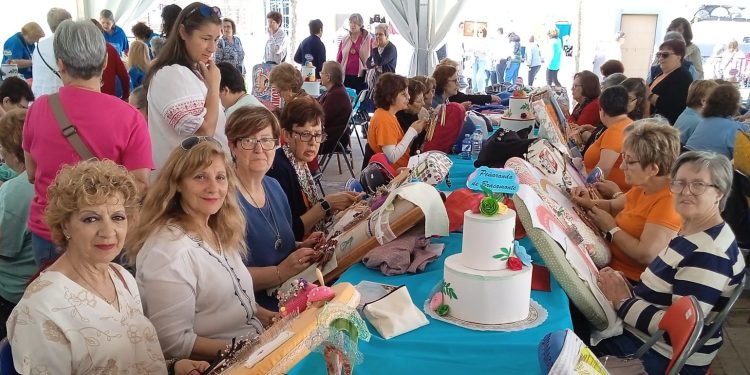 Un grupo de bolilleras peñarandinas participa en el X Encuentro de Encajeras que se celebra en la localidad cacereña de Galisteo