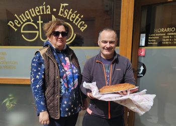 Javier Pescador Sánchez, ganador del sorteo de NOTICIAS A TIEMPO, recibe su hornazo para disfrutar del Lunes de Aguas