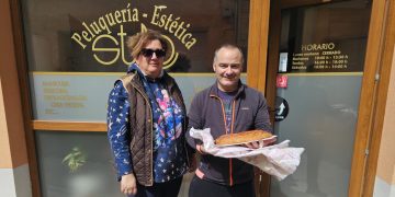 Javier Pescador Sánchez, ganador del sorteo de NOTICIAS A TIEMPO, recibe su hornazo para disfrutar del Lunes de Aguas